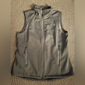 North face vest size medium in new condition